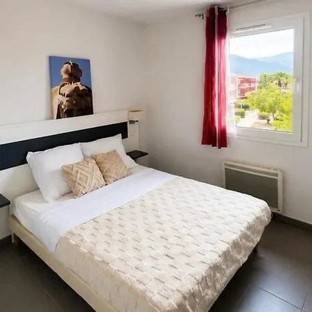 Cozy 1-bedroom With Pool & Balcony