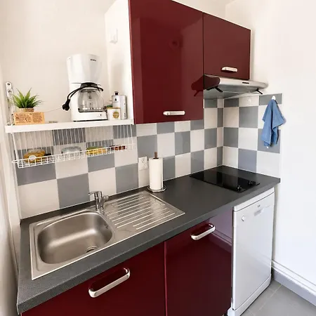 Cozy 1-bedroom With Pool & Balcony